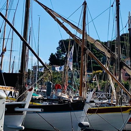 Les Toits De Sanary Et La Mer Esterno foto