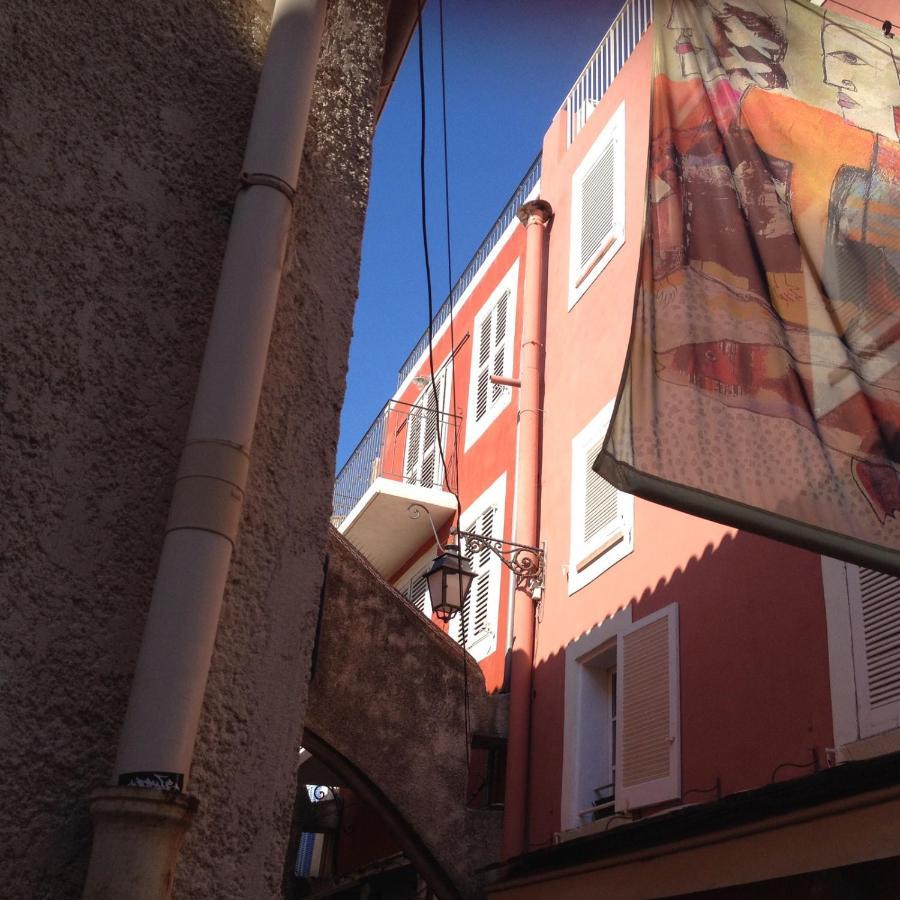 Les Toits De Sanary Et La Mer Esterno foto