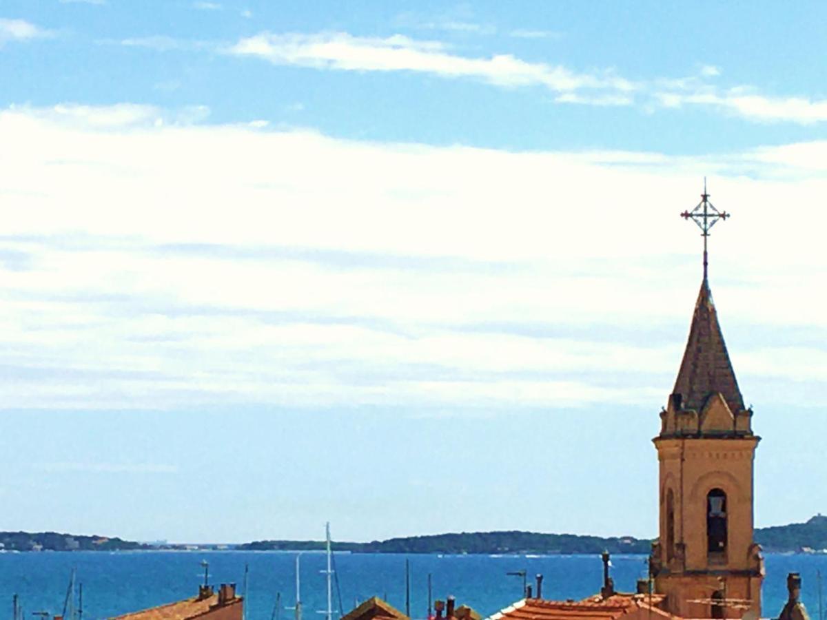 Les Toits De Sanary Et La Mer Esterno foto