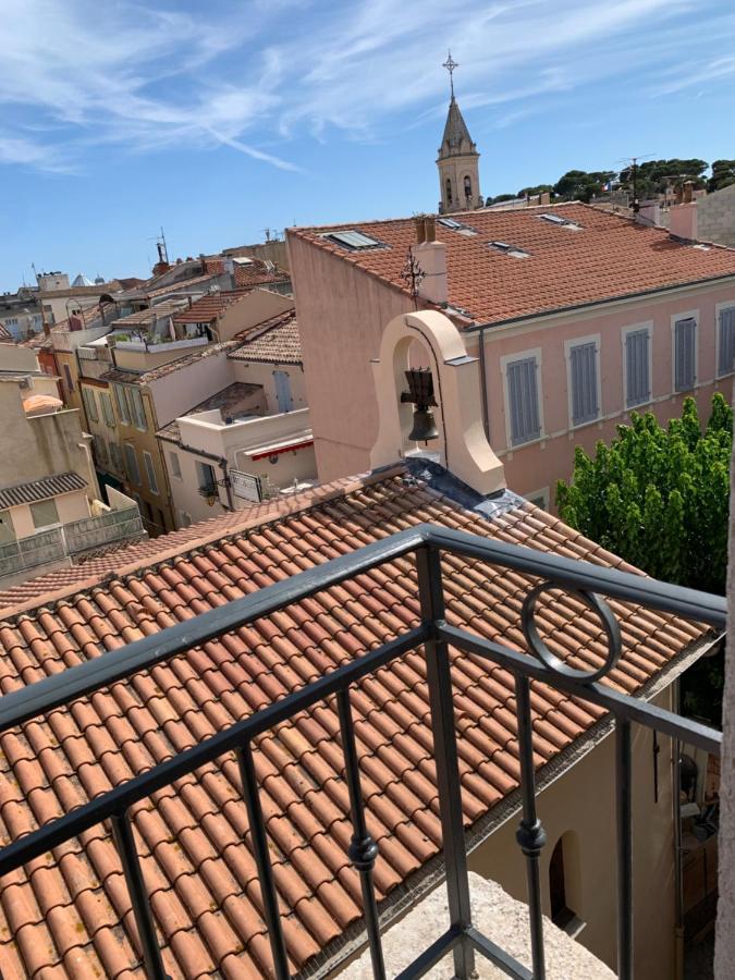 Les Toits De Sanary Et La Mer Esterno foto